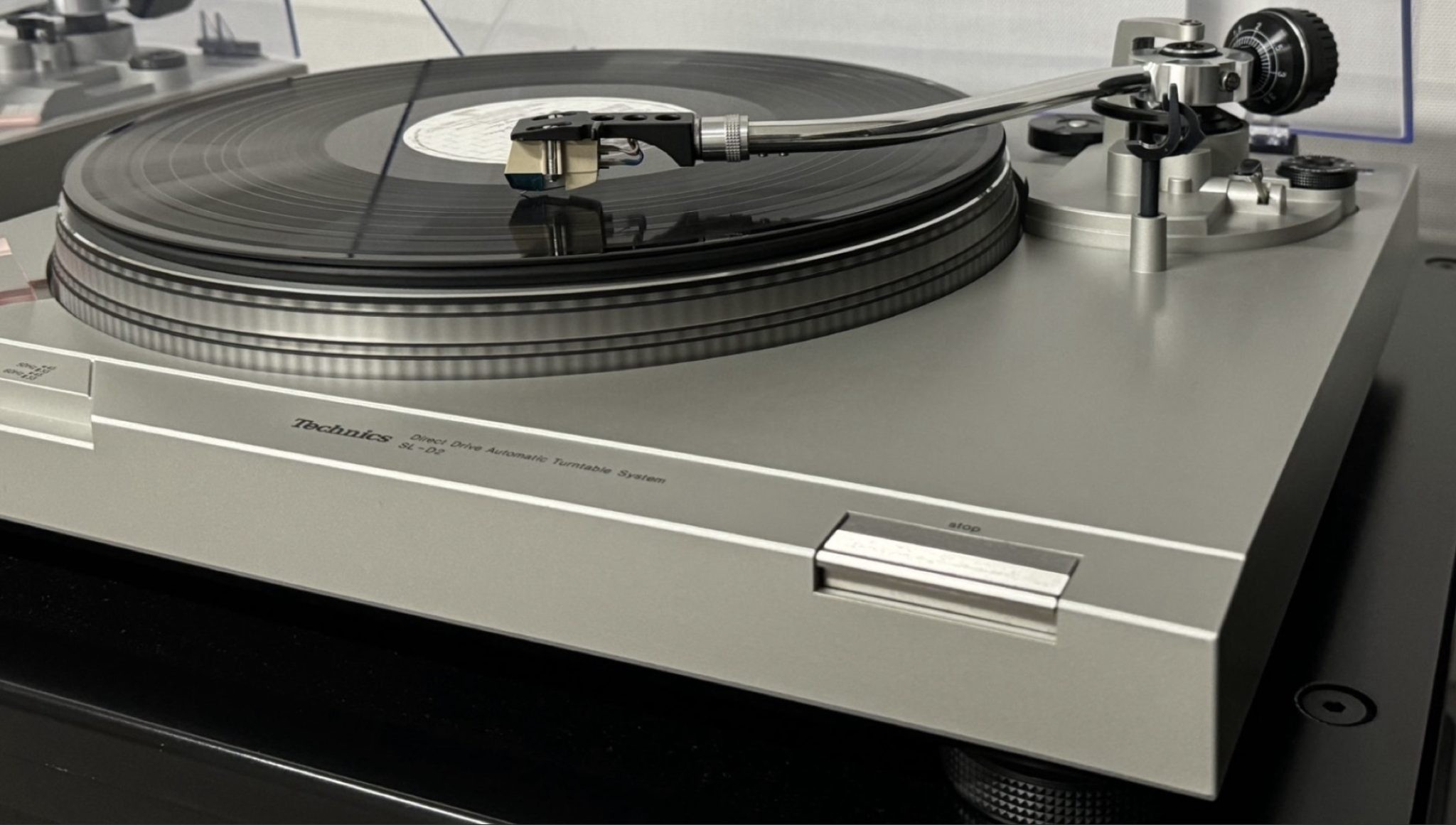 TECHNICS DIRECT DRIVE SL-D2 W/ ORIGINAL SHIPPING CARTON & 270C CART -MINT