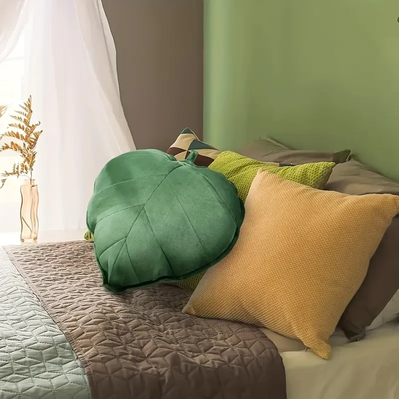1pc Heart-Shaped Leaf Plush Pillow