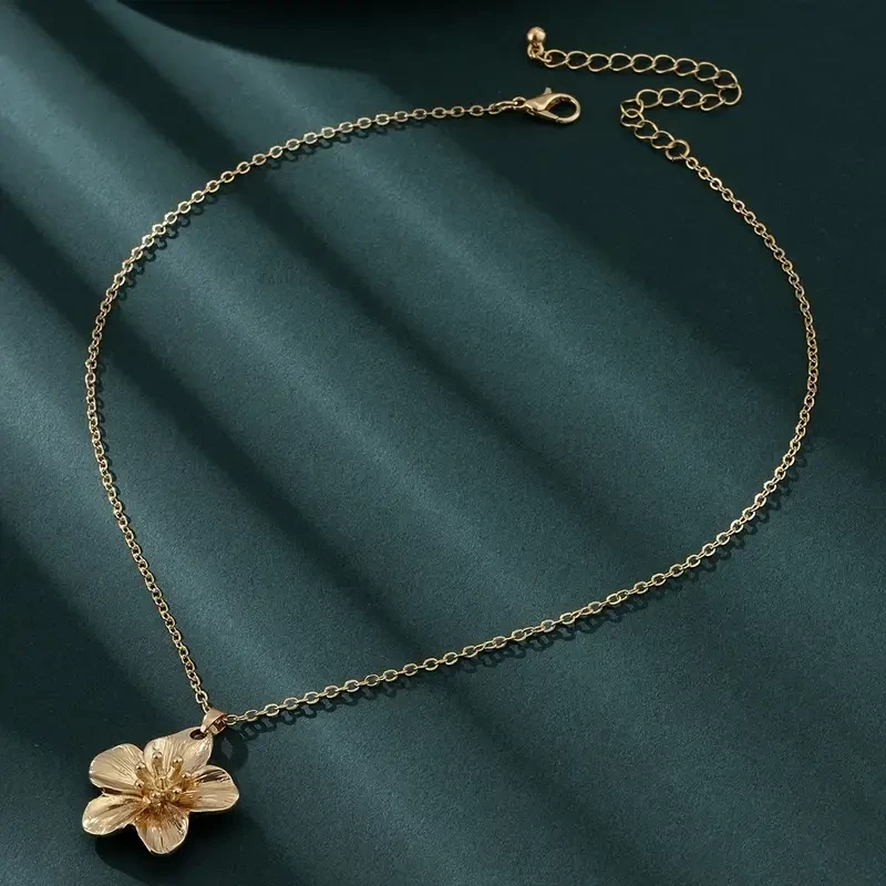 Vintage-Inspired Golden Pleated Flower Pendant Necklace - Chic Petal Design, Delicate Chain, Perfect for Casual Attire & Gift Giving, Everyday Jewelry | Vintage Floral Necklace | Goldplated Alloy