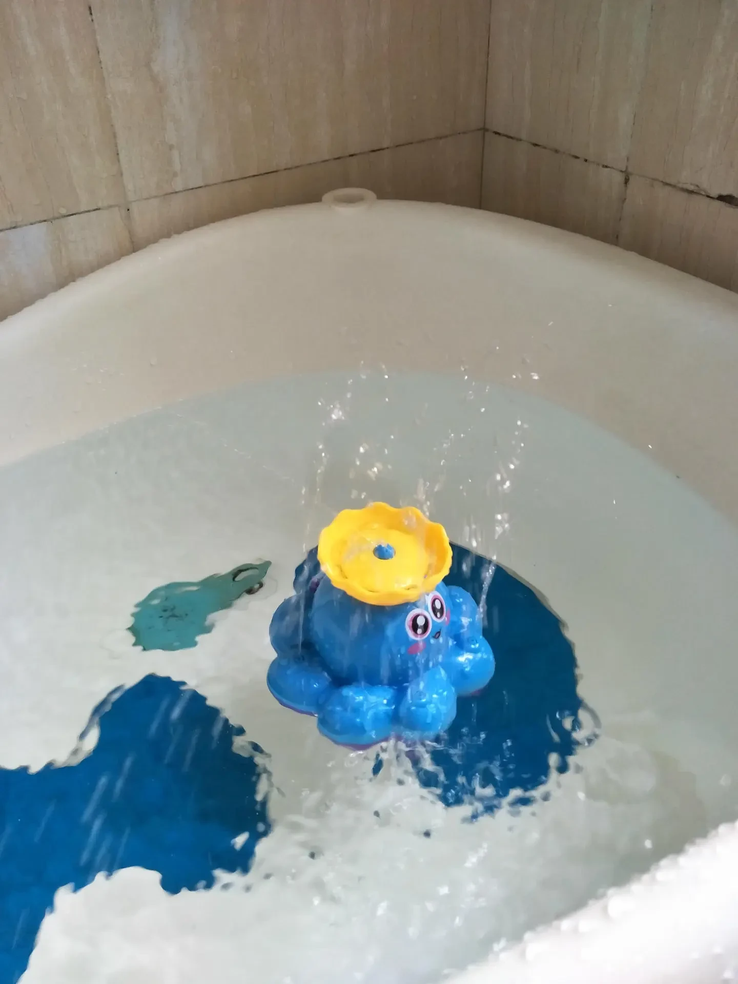 Electric water spray bath toy
