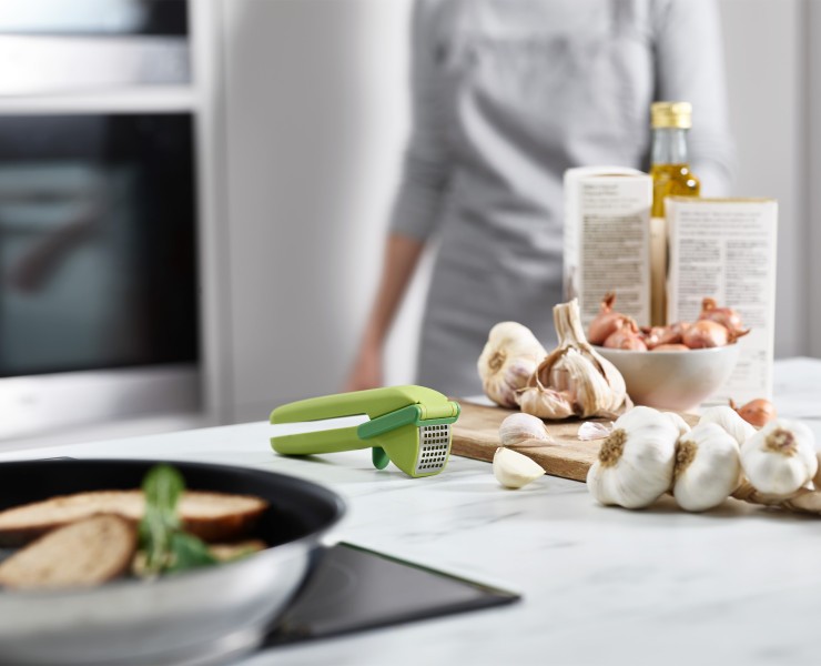 Easy-clean Garlic Press - Joseph Joseph Duo