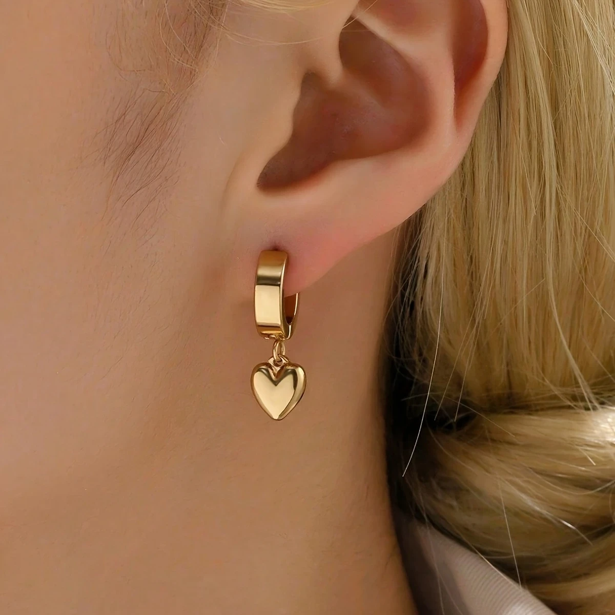 Elegant 18K Golden-Plated Stainless Steel Heart Dangle Earrings for Women Simple & Chic Love Heart Jewelry, Perfect for Casual Attire & Valentines Day Gift