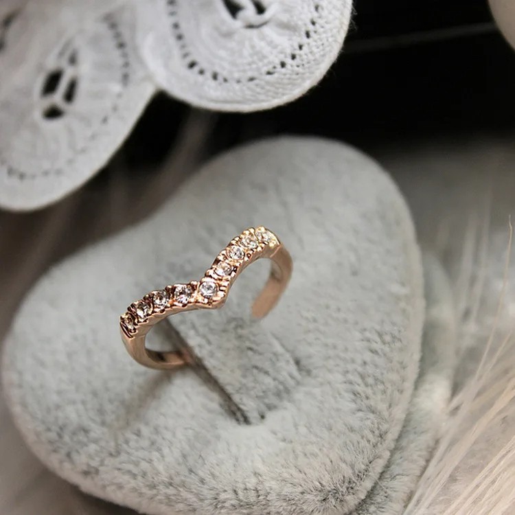 Fashion Jewelry Ring V-type Unique Inlaid Imitation Crystal Design