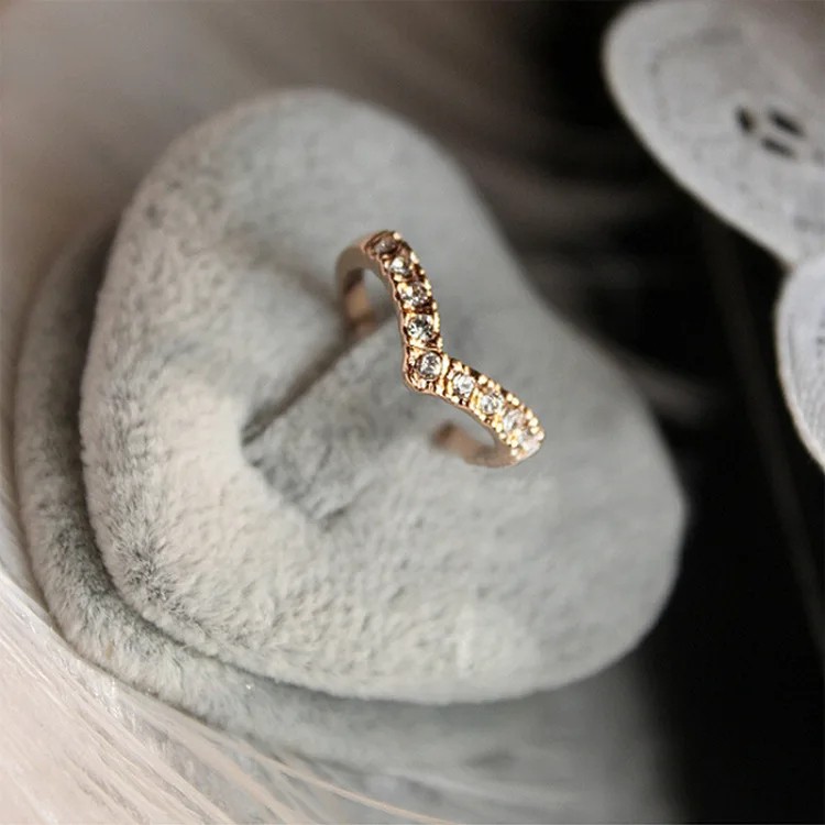 Fashion Jewelry Ring V-type Unique Inlaid Imitation Crystal Design