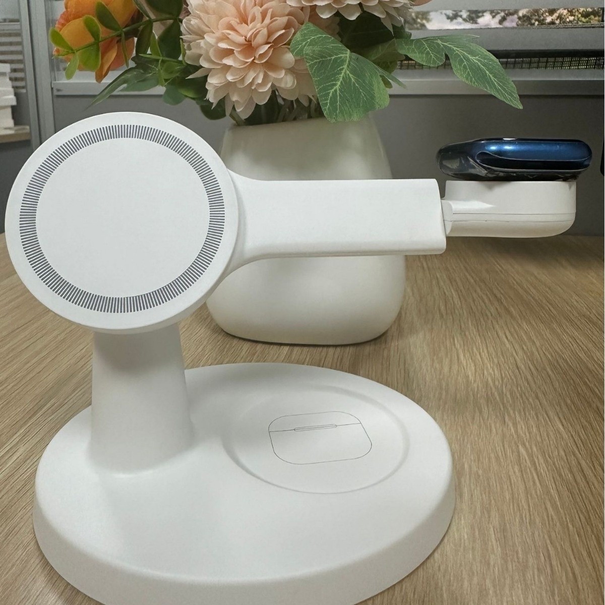 Magnetic Wireless Charger Electrical Desktop Bracket 15W Fast Charge Mobile Phone Headset Watch Wireless Charger