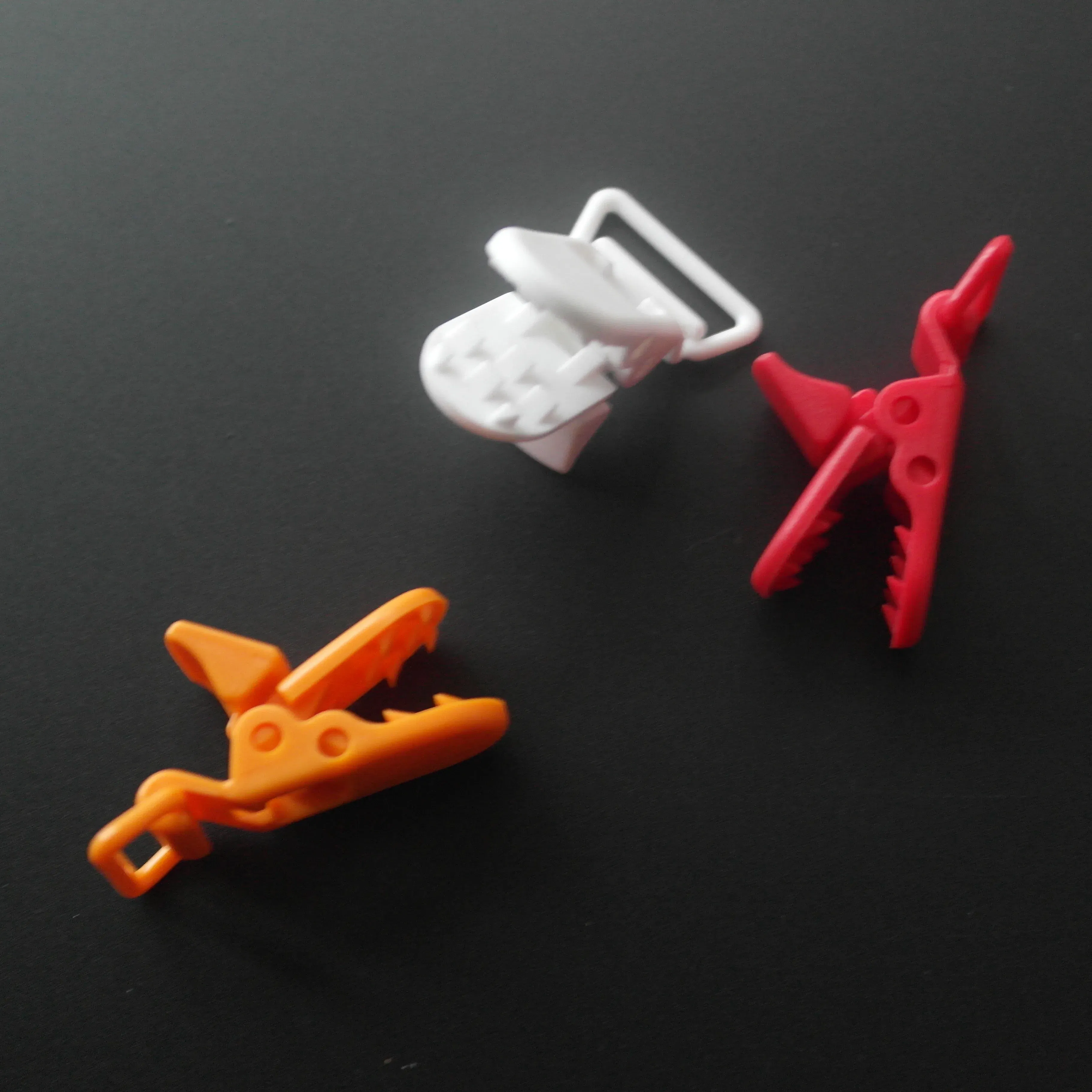 Color: VIOLET/?«?—?…° - Sutoyuen 40pcs Hot D Shape Kam Plastic Pacifier Clips Plastic Baby Soother Dummy Suspender Chain Holder Clips for 20mm Ribbon