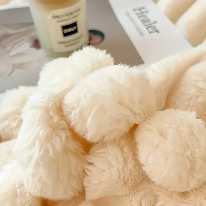 Flannel Bed Blankets And Towel Quilts Have Excellent Thermal Insulation Properties And Can Keep Out The Cold