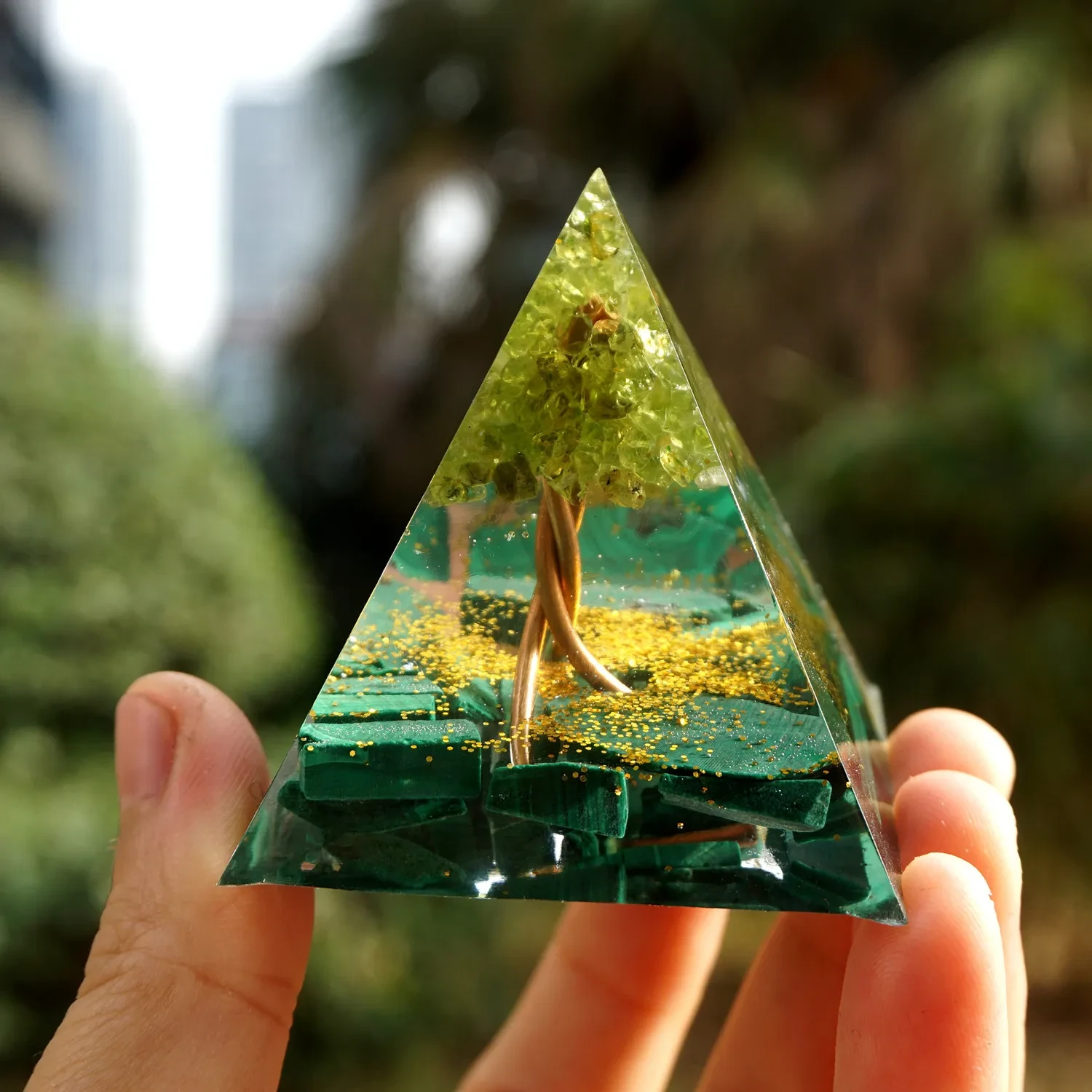Natural Crystal Crushed Stone White Crystal Resin Epoxy Pyramid