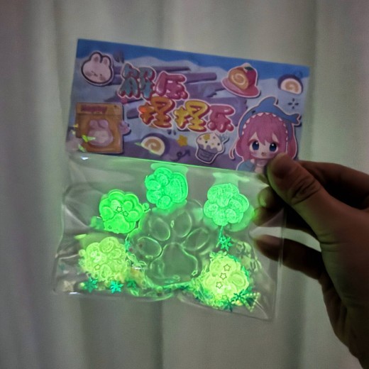 C Luminous 5 10 1 Cat's Paw Squeezing Toy