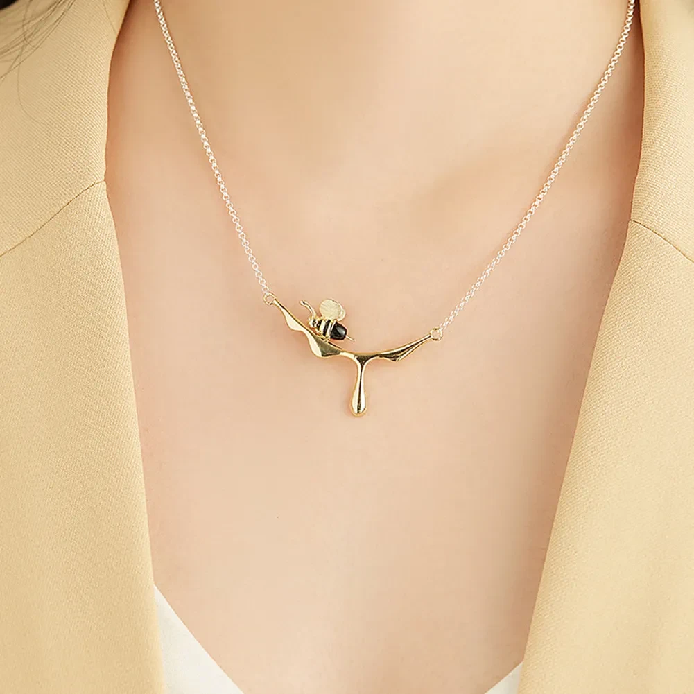 Bee inlaid agate necklace pendant