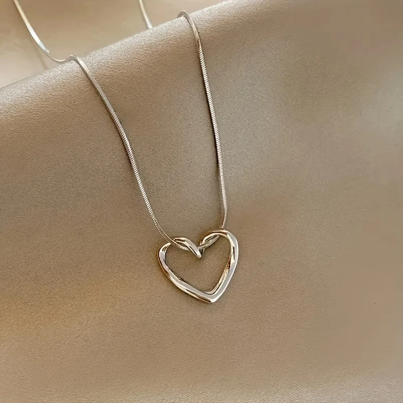 A Delicate Hollowed-out Peach Heart-shaped Minimalist Collarbone Pendant Necklace  The Perfect Gift for Ladies