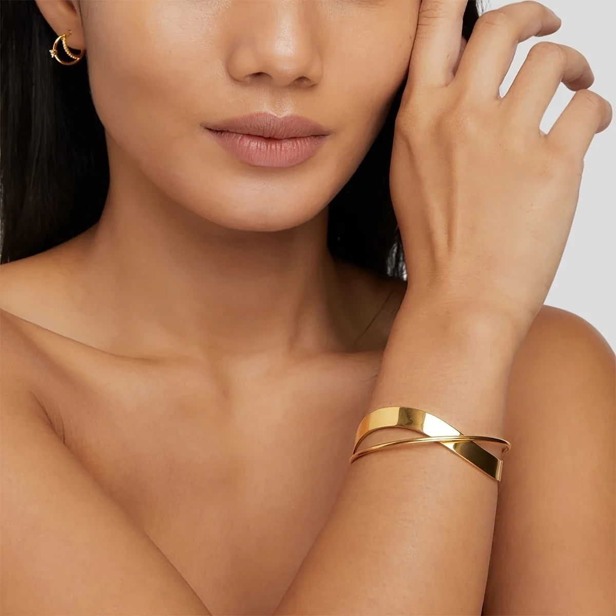 Elegant Golden-Tone Alloy Crossover Bracelet with Smooth Irregular Lines  A Versatile Accessory for Casual or Formal Attire
