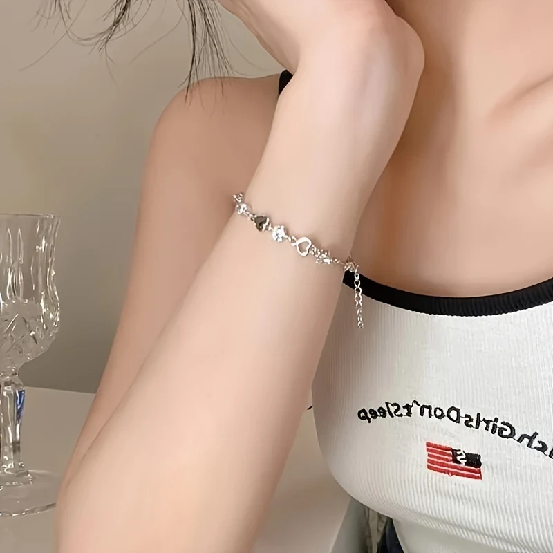 Elegant Heart-Shaped Charm Bracelet for Women Simple, Luxurious Design with Zinc Alloy, Perfect for Casual Attire & Gifting