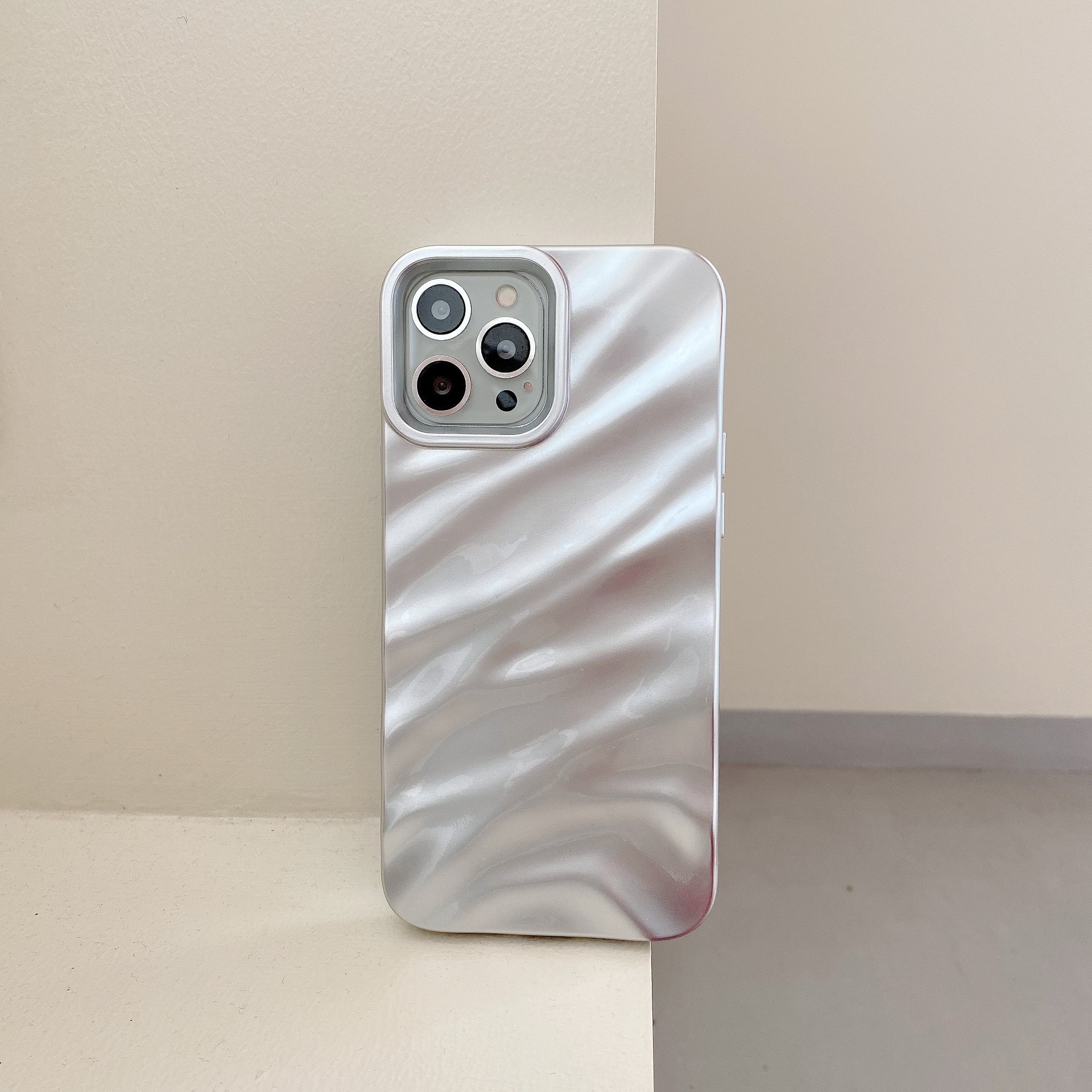 Anti-fall Soft Solid Color Wave Pleated Phone Case